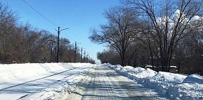Пока коммунальщики Орска пытаются расчистить главные дороги, некоторые второстепенные покрываются колеей