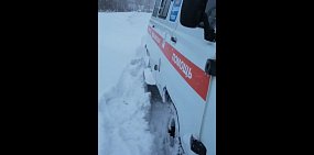 Застрявшая в снегу машина скорой помощи. Стоп-кадр из видео.