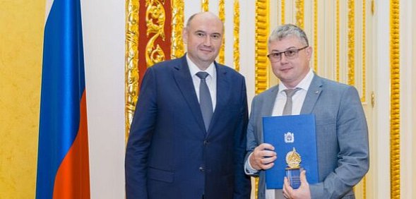 Врио губернатора Оренбургской области Евгений Солнцев вручил Владимиру Щурину памятный знак 