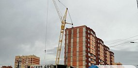 В Оренбурге башенный кран упал на соседний дом