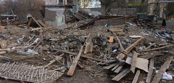 Прокуратура Оренбурга требует снести расселенные и частично разобранные аварийные дома