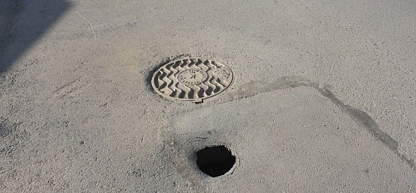 В Оренбурге на улице Советской провалился асфальт