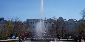 Фонтан у Дома Советов в Оренбурге, фото из архива