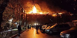 Сильнейший пожар в Оренбурге: полыхает крыша многоквартирного жилого дома, все жильцы эвакуированы