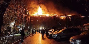 Сильнейший пожар в Оренбурге: полыхает крыша многоквартирного жилого дома, все жильцы эвакуированы