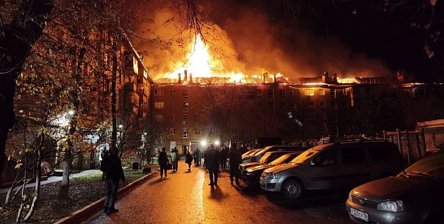 Сильнейший пожар в Оренбурге: полыхает крыша многоквартирного жилого дома, все жильцы эвакуированы