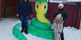 Семья из Кваркенского района Оренбургской области каждую зиму мастерит фигуру символа года из снега