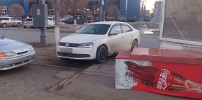 В Оренбурге Volkswagen выехал на остановку и протаранил холодильник