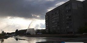 На Орском проспекте бьет фонтан воды