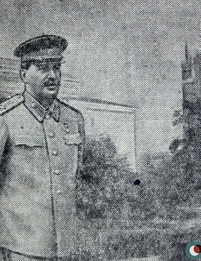 «Хищный враг ревет, но стоят на страже мира Сталин и народ!»