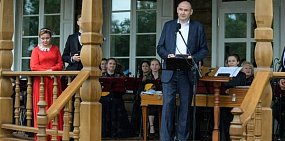 Евгений Солнцев на территории музея. Источник: Правительство Оренбургской области