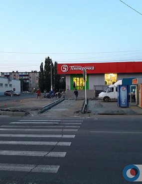 В Орске на улице Крайней в районе магазина, где погиб ребенок, делают пешеходную дорожку