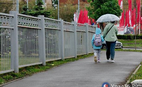 В Оренбурге ураганный ветер сорвал крышу с одного здания, она рухнула на соседний объект и повредила его