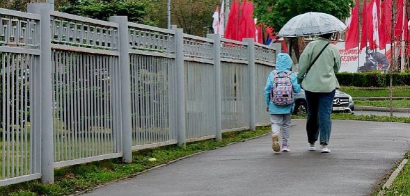 В Оренбурге ураганный ветер сорвал крышу с одного здания, она рухнула на соседний объект и повредила его