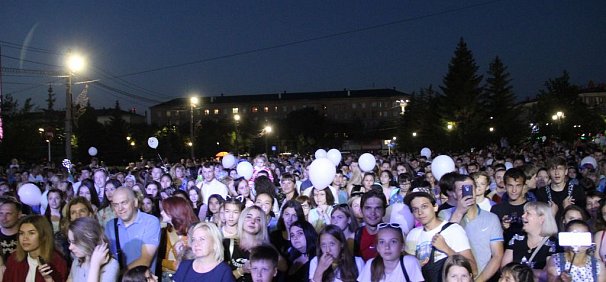 Более тысячи светящихся шаров озарили ночное небо Орска