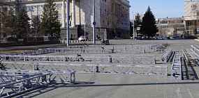 В центре Оренбурга устанавливают трибуны для празднования Дня Победы