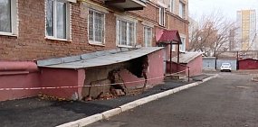 Жители дома, который находится на улице Потехина в Оренбурге, столкнулись с проблемой после того, как их жилище затопило; фото ВГТРК «Оренбург»