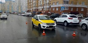 Видео: В Оренбурге автомобиль такси сбил женщину (18+)