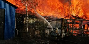 В Медногорске сильный пожар на улице Береговой