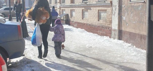 В Оренбурге возле детской поликлиники образовался каток вместо тротуара