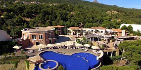 Депутат Заксоба Оренбургской области работает директором элитного отеля в Крыму. 10 дней отдыха в люксе стоят там как 3-комнатная квартира в Орске