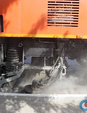 Дороги в Орске чистит пылесос: чудо-техника в действии