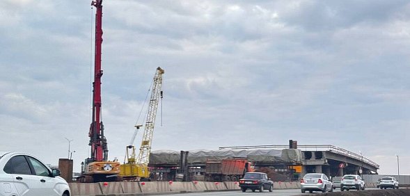 Скандал на стройке дорожной развязки в Оренбурге: рабочие жалуются на зарплаты, а подрядчик срывает сроки и меняет название