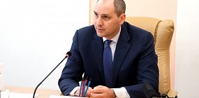 Денис Паслер во время рабочей встречи в Медногорске. Стоп-кадр из видео