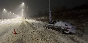 На обходе Оренбурга легковушка вылетела в кювет и врезалась в опору ЛЭП