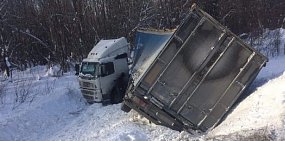 В МЧС Кировской области сообщили, что сильный мороз не дает помочь жителю Орска, чья фура попала в снежный плен