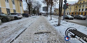 Открытый люк на улице Маршала Жукова в Оренбурге замаскировали досками. Фотофакт Урал56.Ру