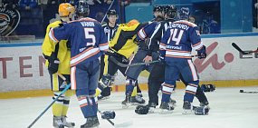 Гол после свистка спровоцировал драку между игроками ХК «Южный Урал» и ХК «Сарыарка» (видео)