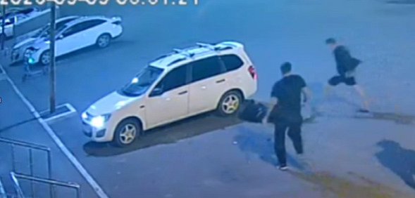 «Давай я нож достану»: В Оренбурге дебошир разбил машины и избил прохожего
