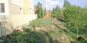 В мэрии Оренбурга прокомментировали ситуацию с домом, который стоит на краю оврага