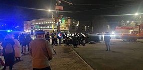 В Оренбурге у СКК «Оренбуржье» столкнулись три автомобиля: одна машина перевернулась, есть пострадавшие