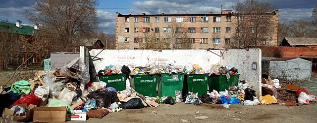 Контейнерная площадка на улице Короленко в Орске, апрель 2019 года