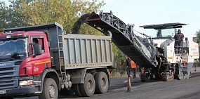 В Оренбургской области дорожника при выполнении работ облило битумом, он получил ожоги
