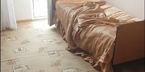 СМИ: В Анапе оренбурженку с ребенком-инвалидом заселили во временный номер с плохими условиями
