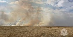 Масштабный степной пожар на востоке Оренбургской области: на борьбу с огнем пригнали пожарный поезд