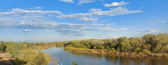 Река Урал в городе Оренбурге в районе Красной площади в мае 2021. Фото из личного архива автора