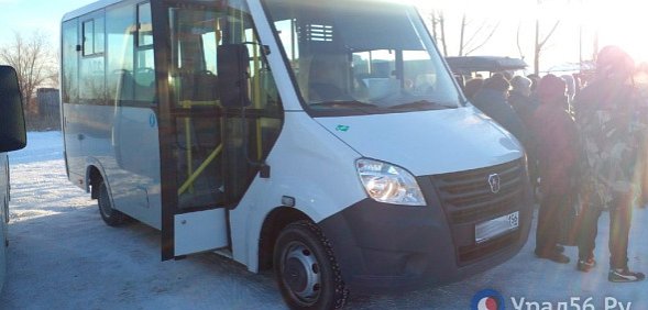 Окно в маршрутке Орска камнями разбили трое несовершеннолетних студента. Полицейские выяснили причину