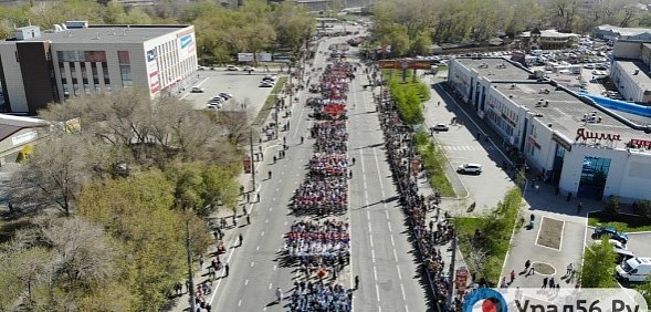 Бессмертный полк в Орске с высоты птичьего полета: видео