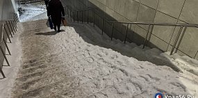 Люди жалуются уже несколько дней: Снег на ступенях подземного перехода на остановке «Молодежная» в Оренбурге так и не почистили