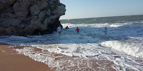 Попали в шторм: житель Оренбурга пытался спасти людей в Крыму