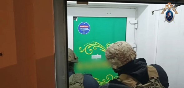 Сотрудники ОМОНа приехали в магазин. Фото СК РФ по Оренбургской области 