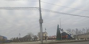 Оренбург готовится к Новому году: в микрорайоне Южный устанавливают праздничную елку