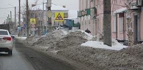 Снежная каша и горы снега на обочинах: Как выглядят дороги Орска после снегопада?