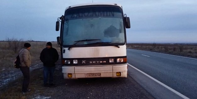 На трассе в Оренбургской области в сильный мороз сломался автобус с 54 пассажирами 