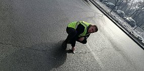 На новом асфальте в Оренбурге появились трещины