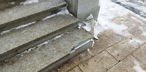 На спуске к реке Урал в Оренбурге сломаны гранитные ступени